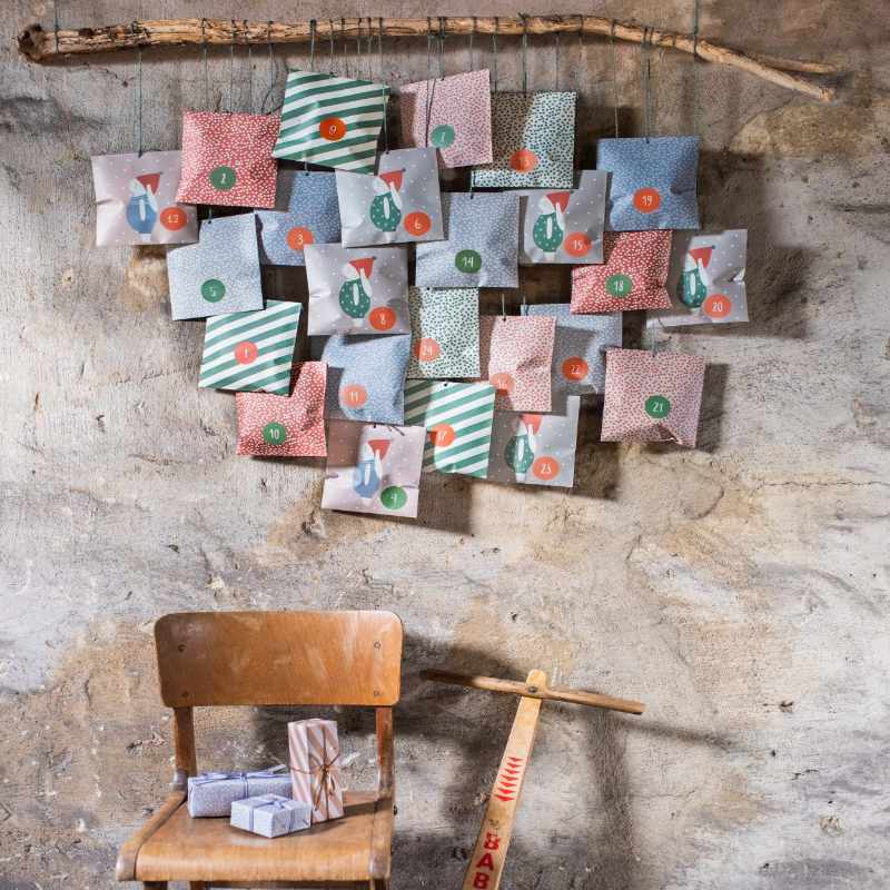 Kindergeburtstag-Adventskalendertuetchen_blau_Hase_Set_24_Stk_1