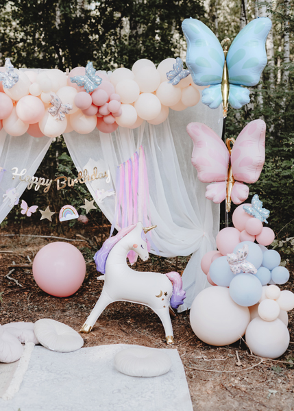 balloon arch, Einhornfigur, Pastellballons, Schmetterlingsballons, Partydekoration