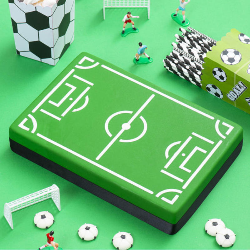 Kindergeburtstag-Schablone-Fussballplatz-2