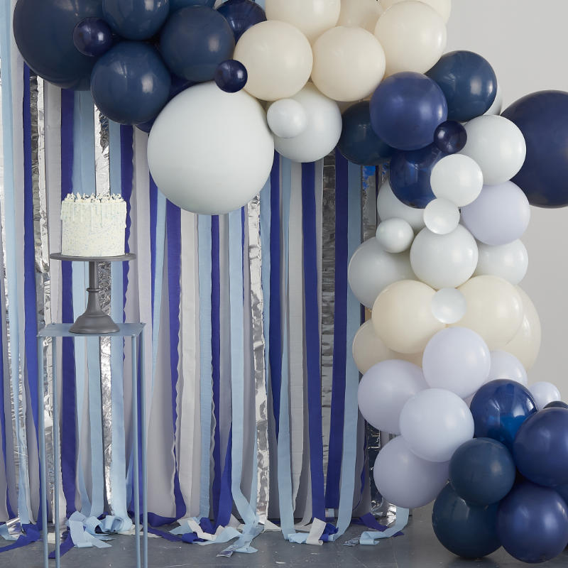 Kindergeburtstag-Ballonbogen_Navy_weiss_mit_Luftschlangen_1
