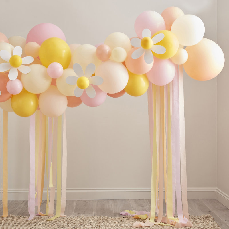 Kindergeburtstag-Ballonbogen-Pastell-Ganseblumen-2